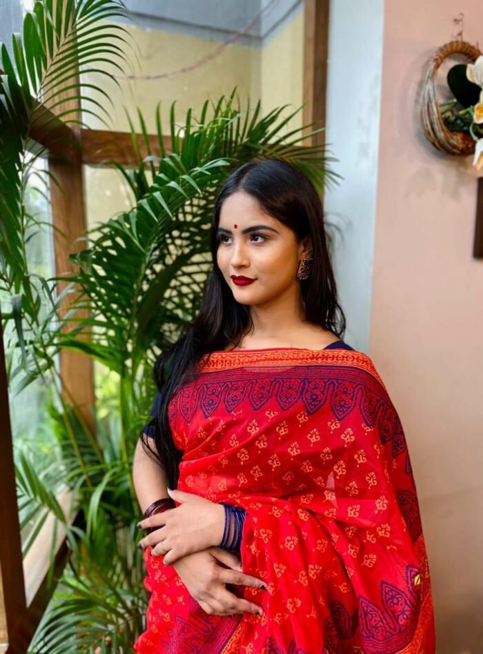 Royal Bloom – হ্যান্ড এমব্রয়ডারির এক্সক্লুসিভ হাফ সিল্ক শাড়ি | ১৩ হাত | ব্লক প্রিন্ট + ডলার ডিজাইন + ব্লাউজ পিস - Image 1