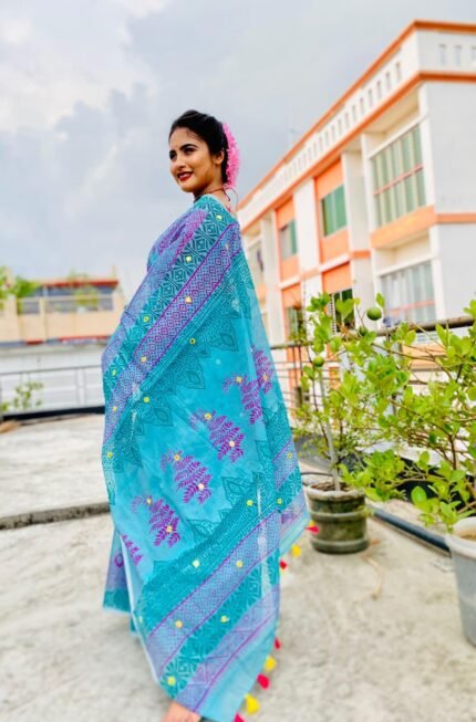 Royal Bloom – হ্যান্ড এমব্রয়ডারির এক্সক্লুসিভ হাফ সিল্ক শাড়ি | ১৩ হাত | ব্লক প্রিন্ট + ডলার ডিজাইন + ব্লাউজ পিস