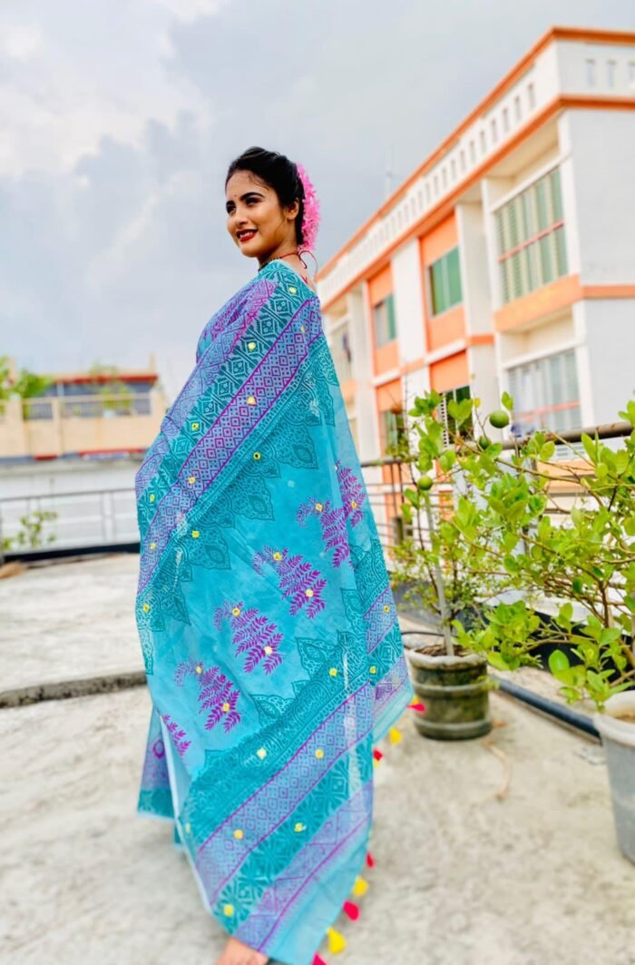 Royal Bloom – হ্যান্ড এমব্রয়ডারির এক্সক্লুসিভ হাফ সিল্ক শাড়ি | ১৩ হাত | ব্লক প্রিন্ট + ডলার ডিজাইন + ব্লাউজ পিস - Image 1